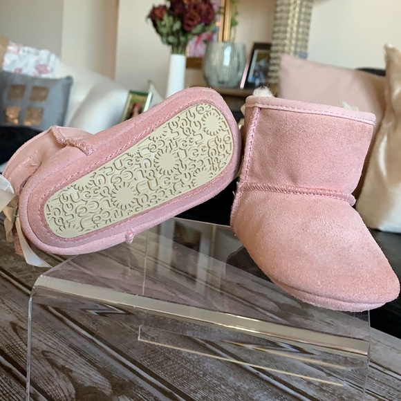 Baby pink Ugg’ bootie with Bow Velcro back size 2/3 - Picture 11 of 11